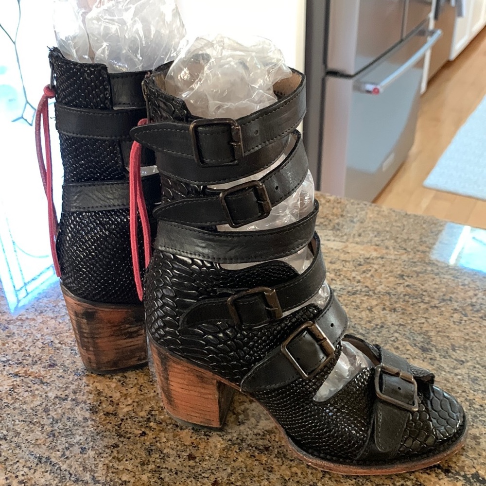 FREEBIRD BY STEVEN BONDS!!!!